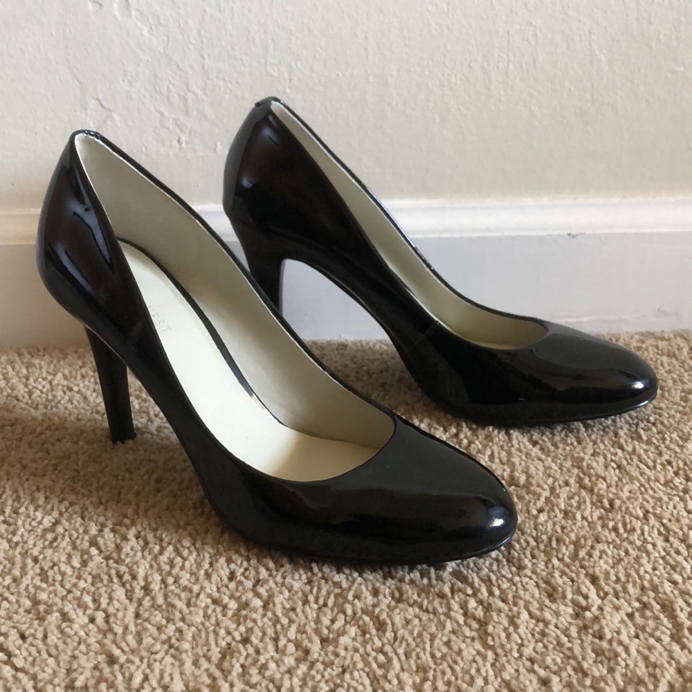 Black patent leather Nine West pumps